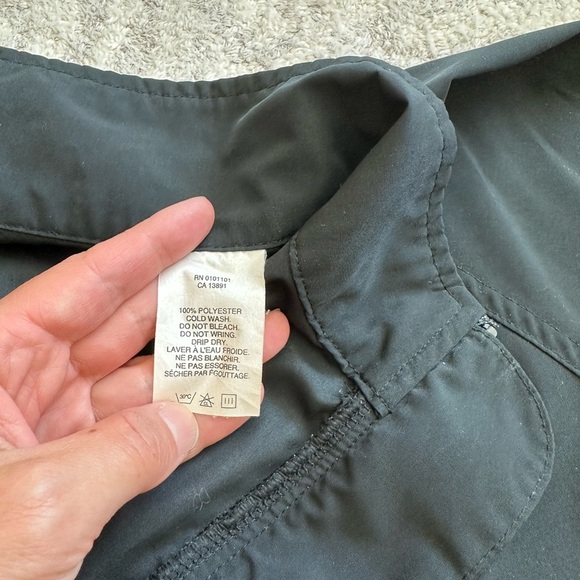 Running Room Men's Black Jacket with Reflective Stripes - Picture 4 of 6